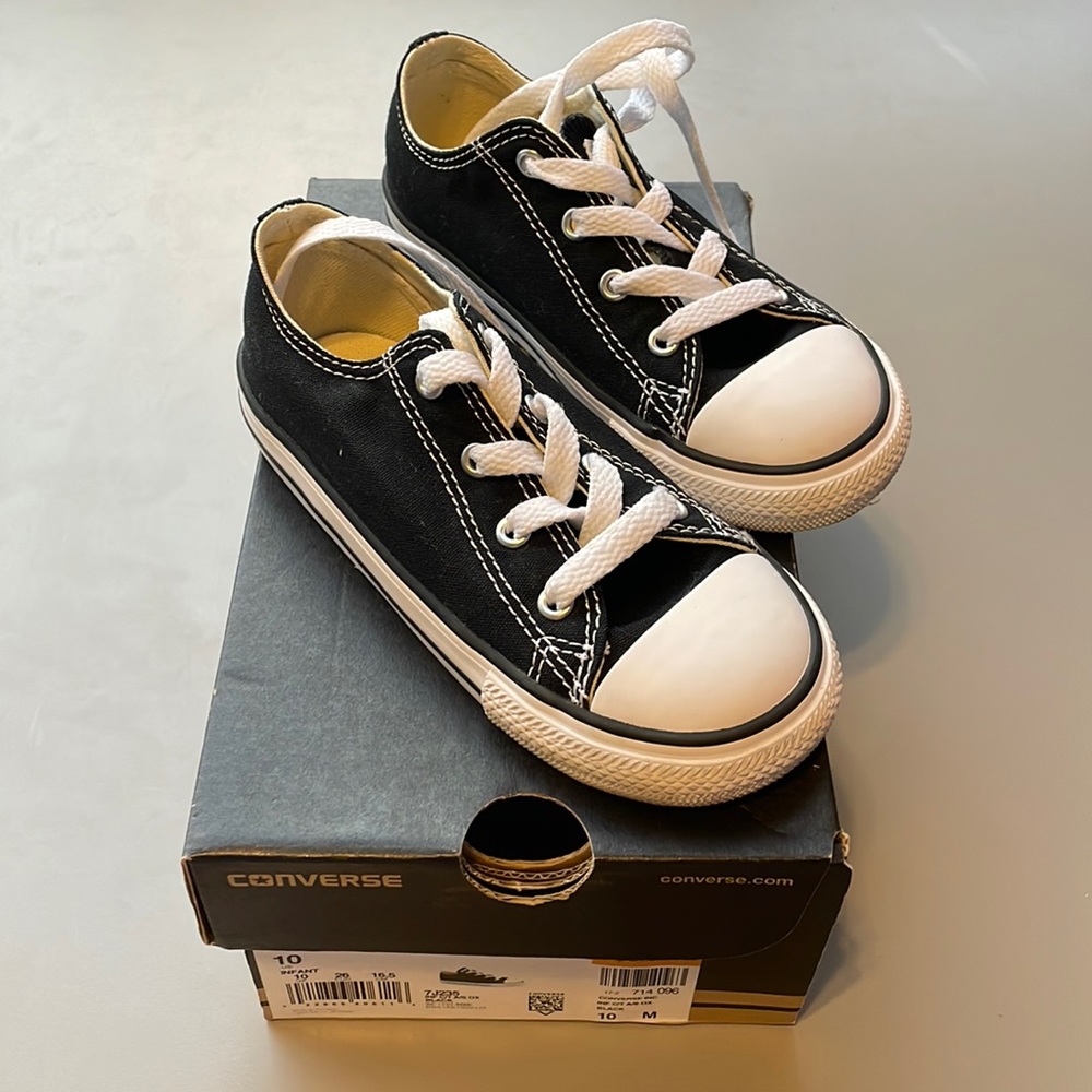 Toddler NWT Black & White Classic Low Top Converse 🖤